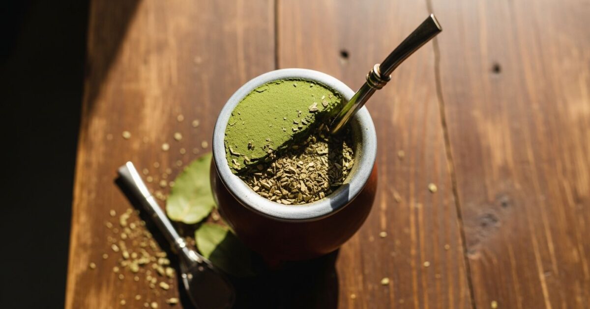 Chimarrão em cuia de madeira com bomba