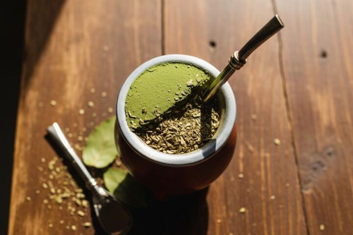 Chimarrão em cuia de madeira com bomba